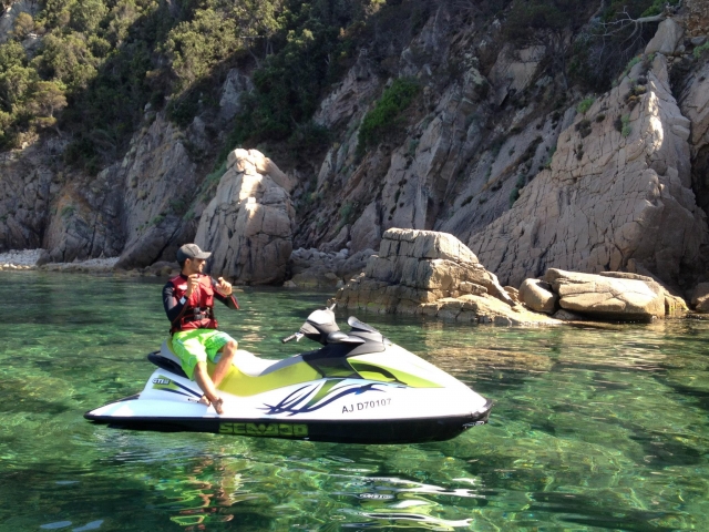  Entspannung an Bord eines Jetskis 