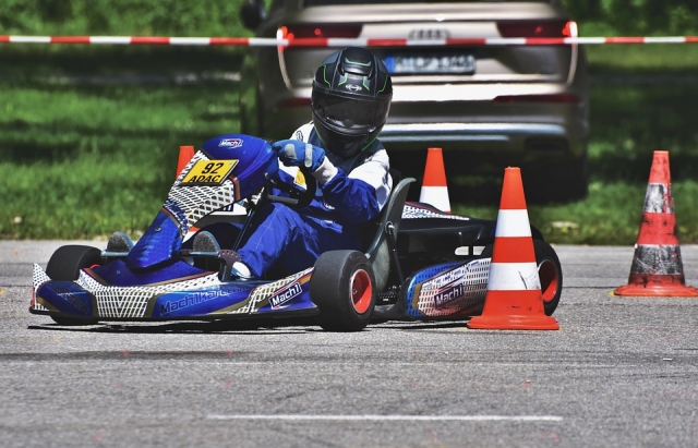  Konzentration auf der Kartbahn 