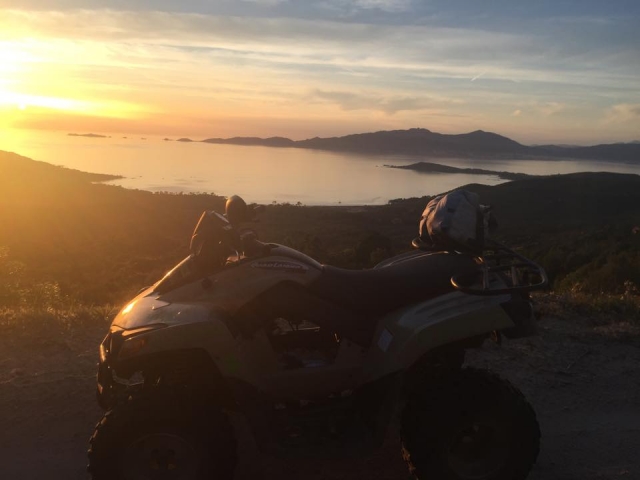  日落时的四轮摩托车徒步旅行 