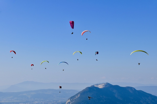  Ascending paragliding flight 