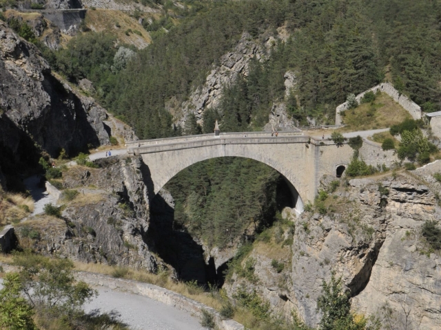  Die Brücke aus der Ferne und von oben gesehen