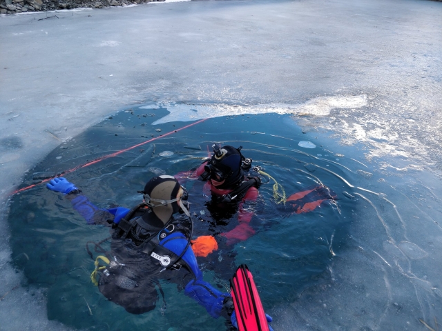  Inizio dell'immersione nel cuore del le acque ghiacciate del lago