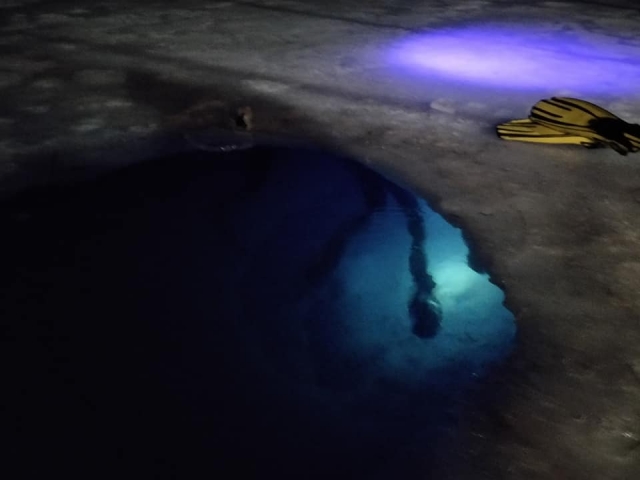  sagoma dei subacquei di notte 