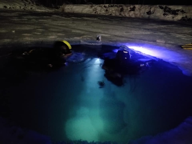  Scoperta di un lago ghiacciato di notte 