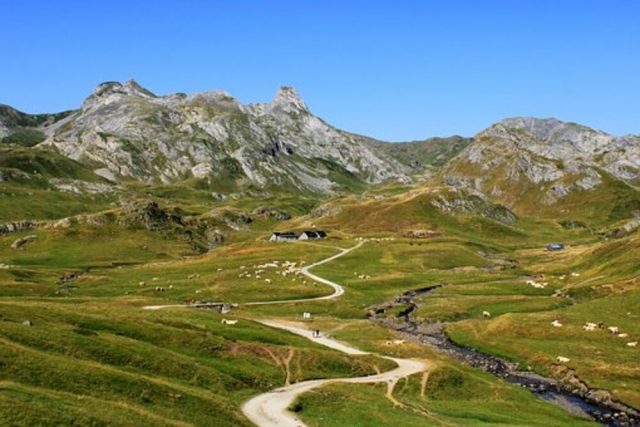 Atemberaubende Aussicht auf den französischen Teil der Pyrenäen 