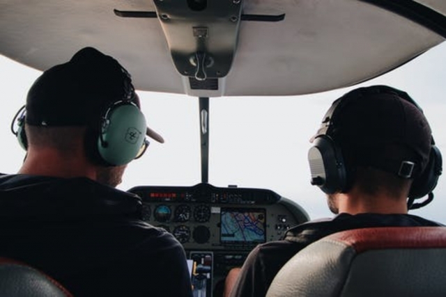 Der Fluglehrer kommentiert den Flug 