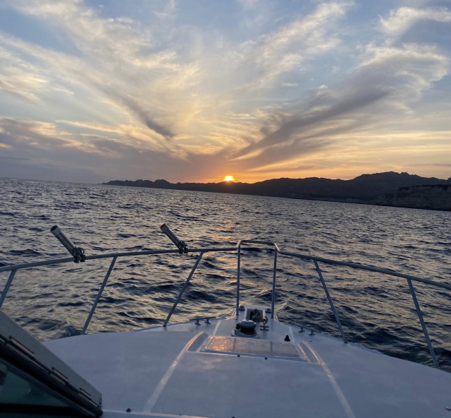  Admiración de la puesta de sol desde el barco