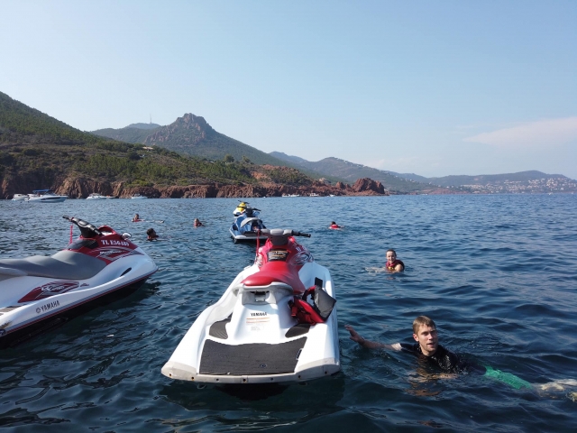  Kurze Badepause beim Jetskifahren in der Nähe von Nizza 