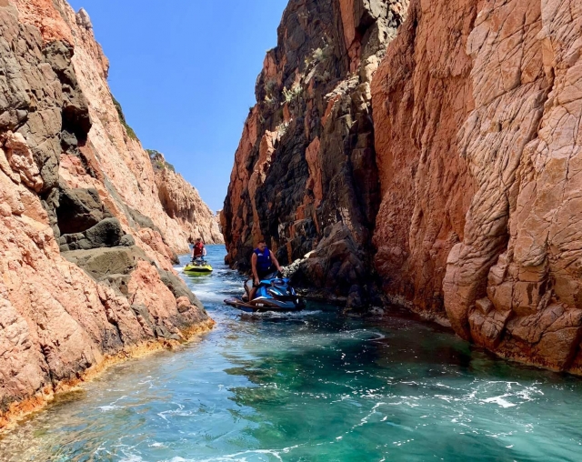  Pass through superb places 