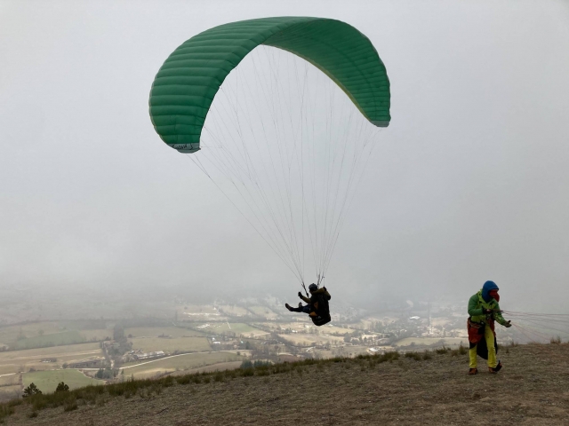  Decollo in parapendio 
