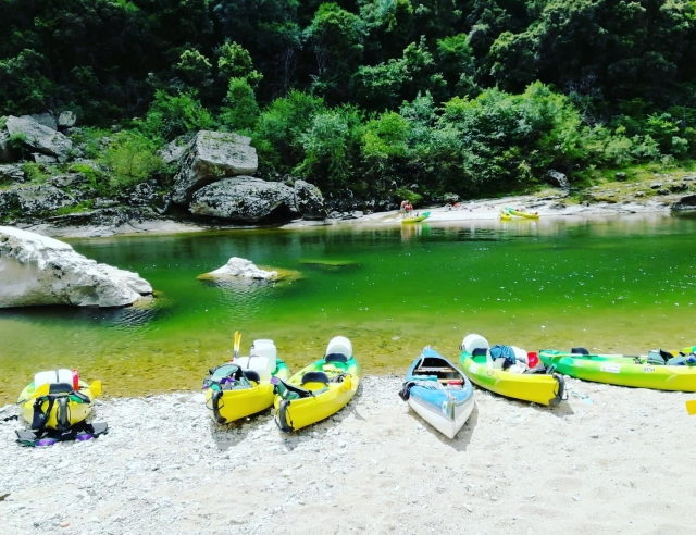  Pausa de relajación durante el descenso en canoa 