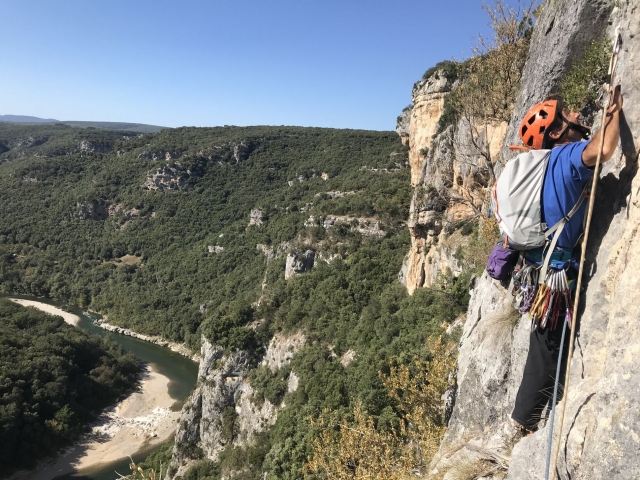 Suba os picos de Ardéchois 