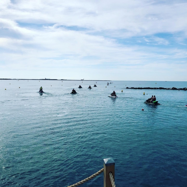  出发进行摩托艇徒步旅行 