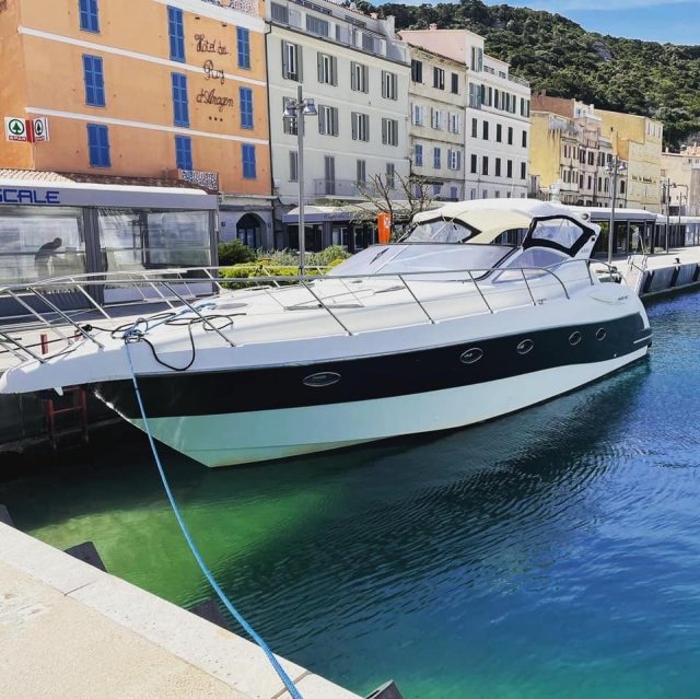  Il nostro yacht nel porto di Bonifacio 