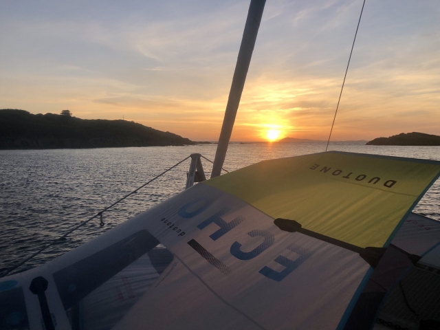  Bewunderung des Sonnenuntergangs an Bord eines Katamarans 