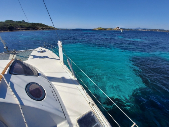  Descubrimiento de las Islas Doradas en catamarán 
