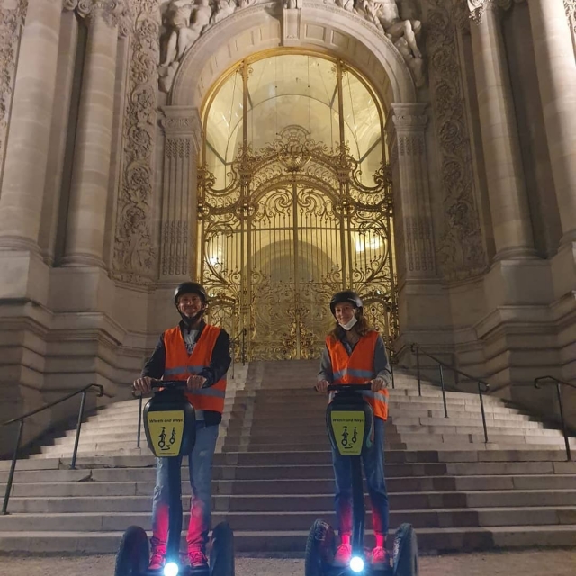  乘坐赛格威在巴黎夜间骑行 
