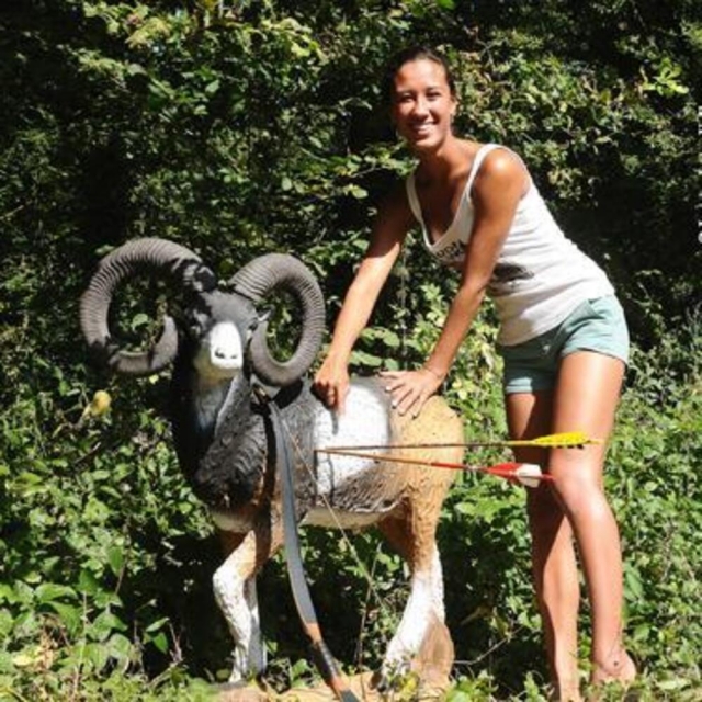  Rodeado de naturaleza, reproduciendo la historia de la caza antigua. 