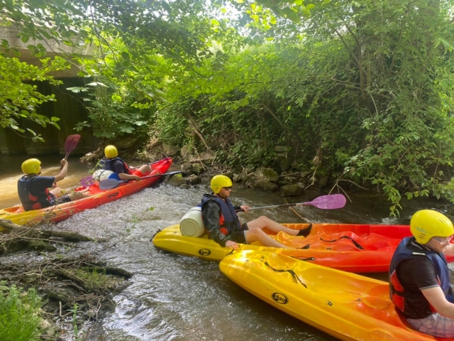 Giornata in canoa per un gruppo di amici 