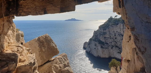  Magnifica vista tra le calette e il blu intenso del mare 