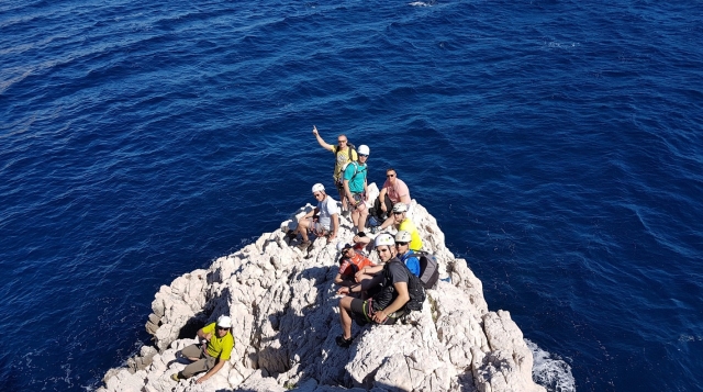 Avventurieri che si godono una buona brezza di fronte al Mediterraneo. 