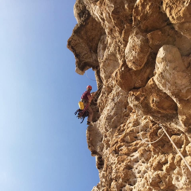 Sessione intensa di arrampicata per sviluppare la resistenza fisica. 