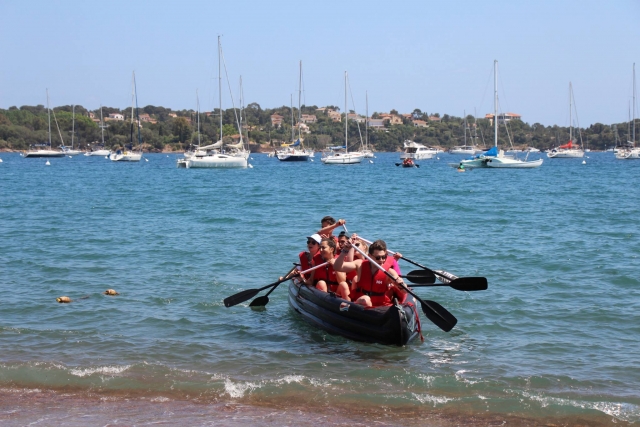 Partida para a aventura a bordo de uma canoa gigante 