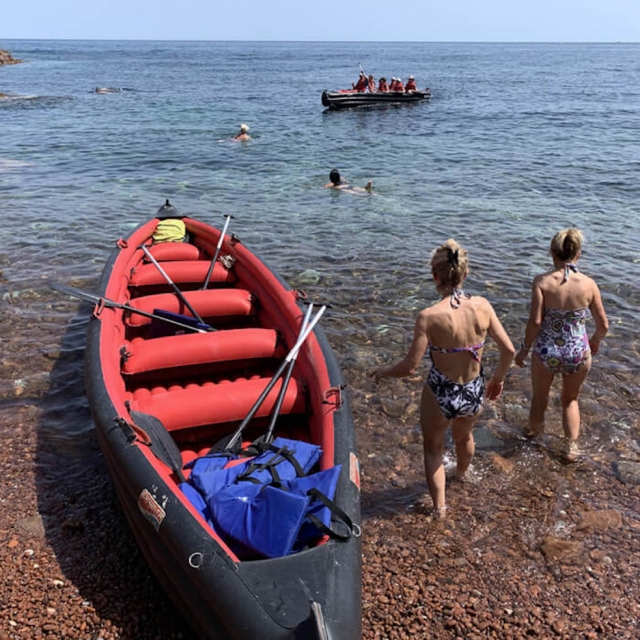 Pirogue gigante by the Sea 