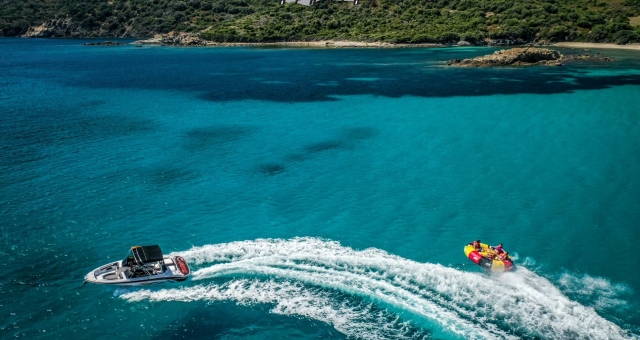  Boje, gezogen von einem Boot auf Korsika 