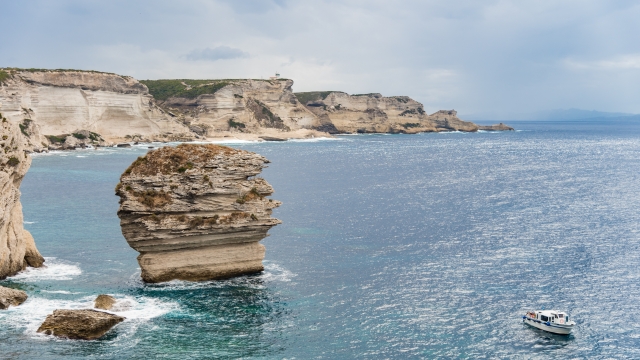  View of the rocks and cliffs of the region. 