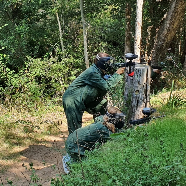 Participants sur le qui-vive face aux stratégies de l'équipe adverse