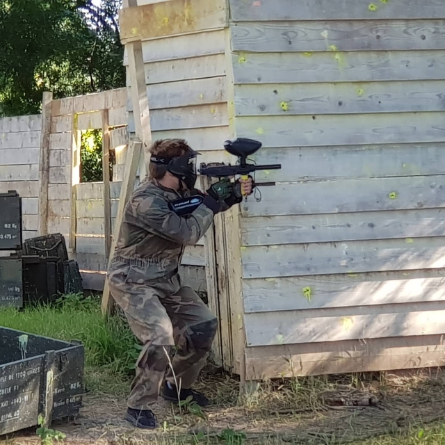  在彩弹射击比赛中攻击对手 