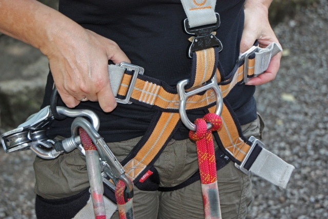 Démonstration sur les attaches de sécurité