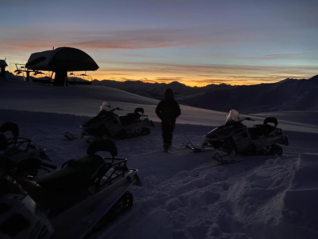 Randonnée en motoneige au crépuscule 