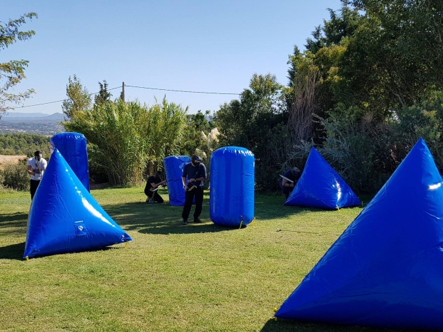 Terrain de jeu avec obstacles de protection