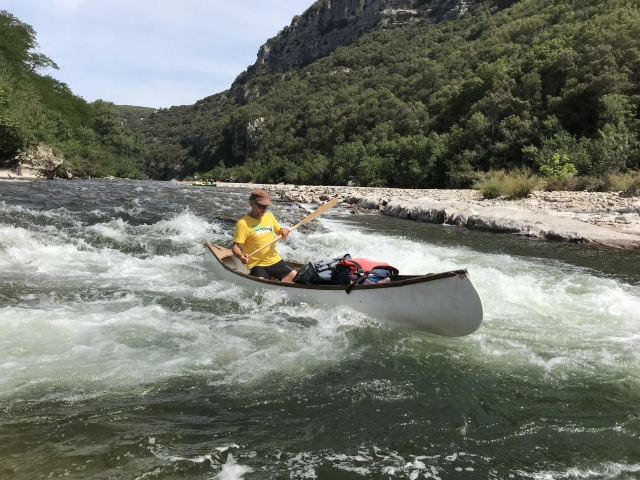 Passage dans la rivière en canoë