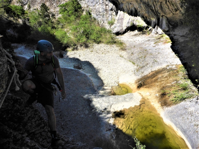 Descente en rappel au bord de la rivière