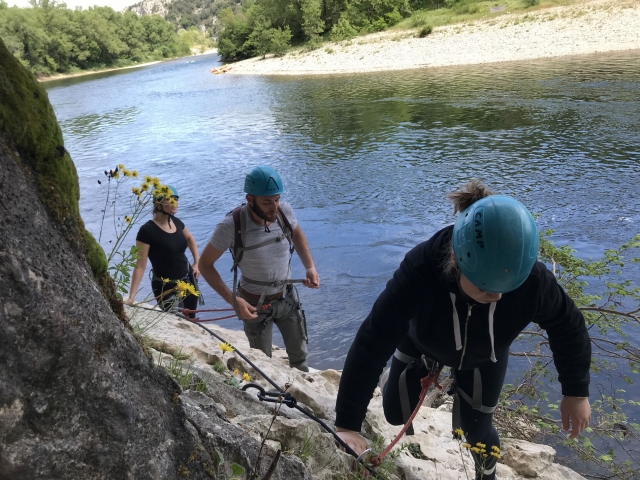  Pasaje por la orilla del agua 