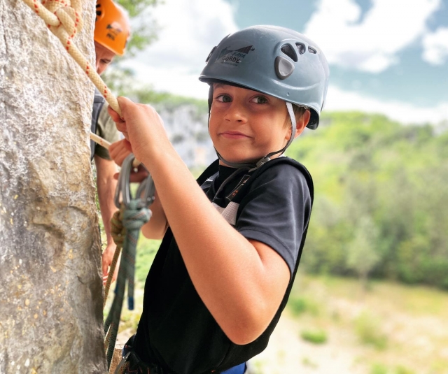 Préparation de la descente en rappel