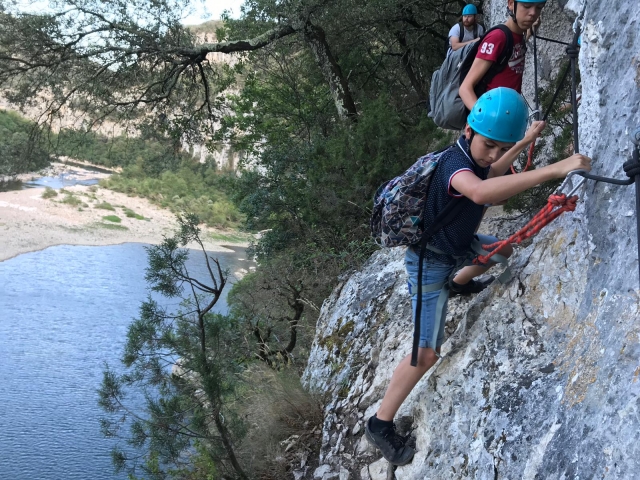 Jeunes randonneurs escaladant la falaise