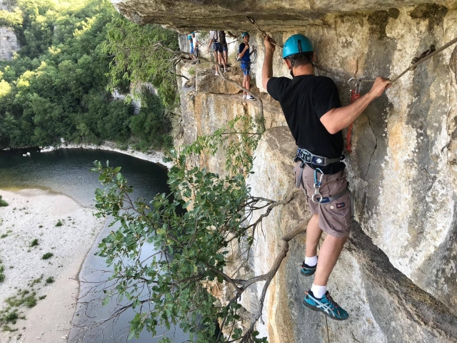 Escalade le long de la falaise