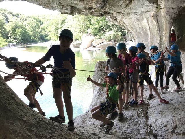 Passage à travers la grotte