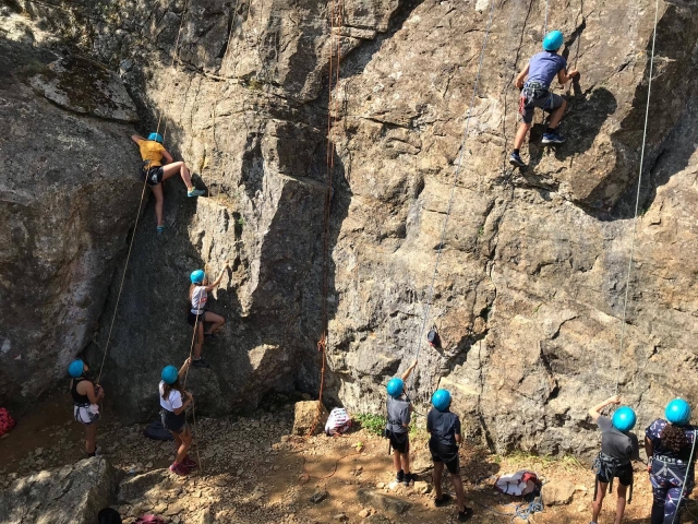 Groupe d'enfant effectuant une descente en rappel 