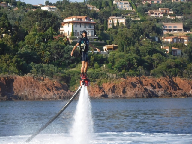 Volo sull'acqua su un flyboard 