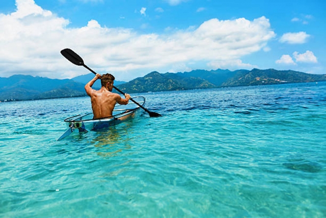  Escursionista a bordo del suo kayak 