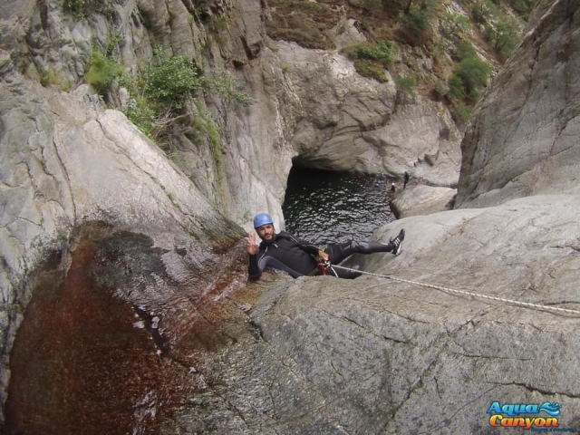 Descente en rappel depuis un rocher