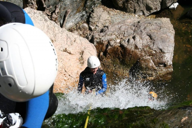  Rappel bajo una cascada