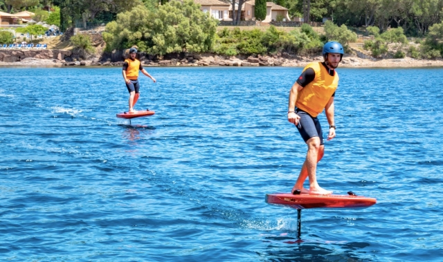  Zwei Surfer auf ihren elektrischen Surfbrettern