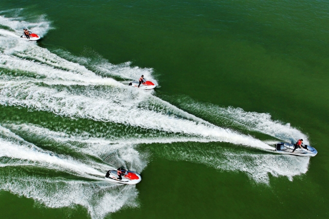 4 motos de agua vistas desde el cielo 