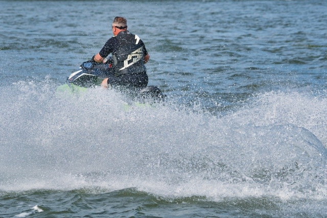  Moto de agua sobre las olas